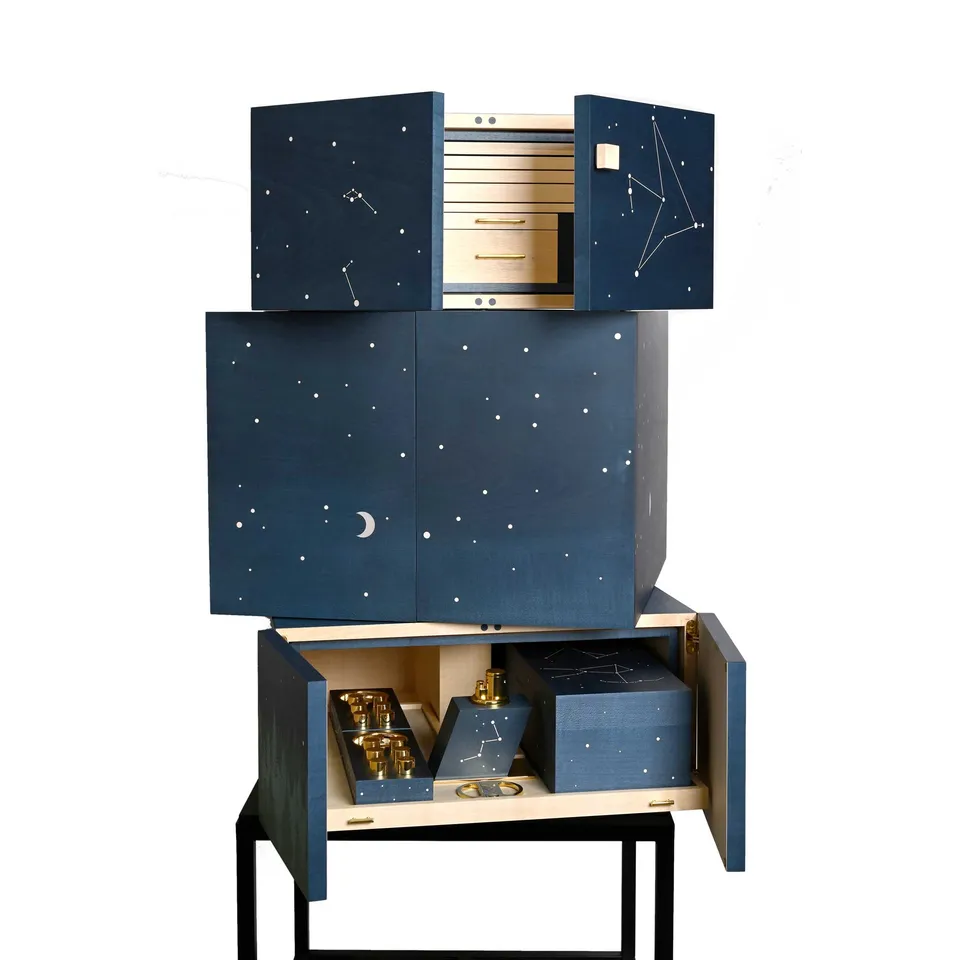 elie-bleu-epicure-spielebox-kabinettschrank-sycomore image 1