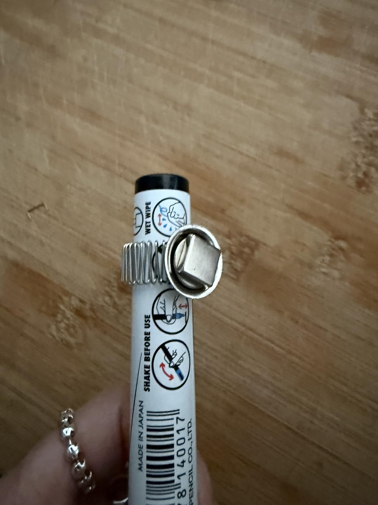 Hält am Schrank